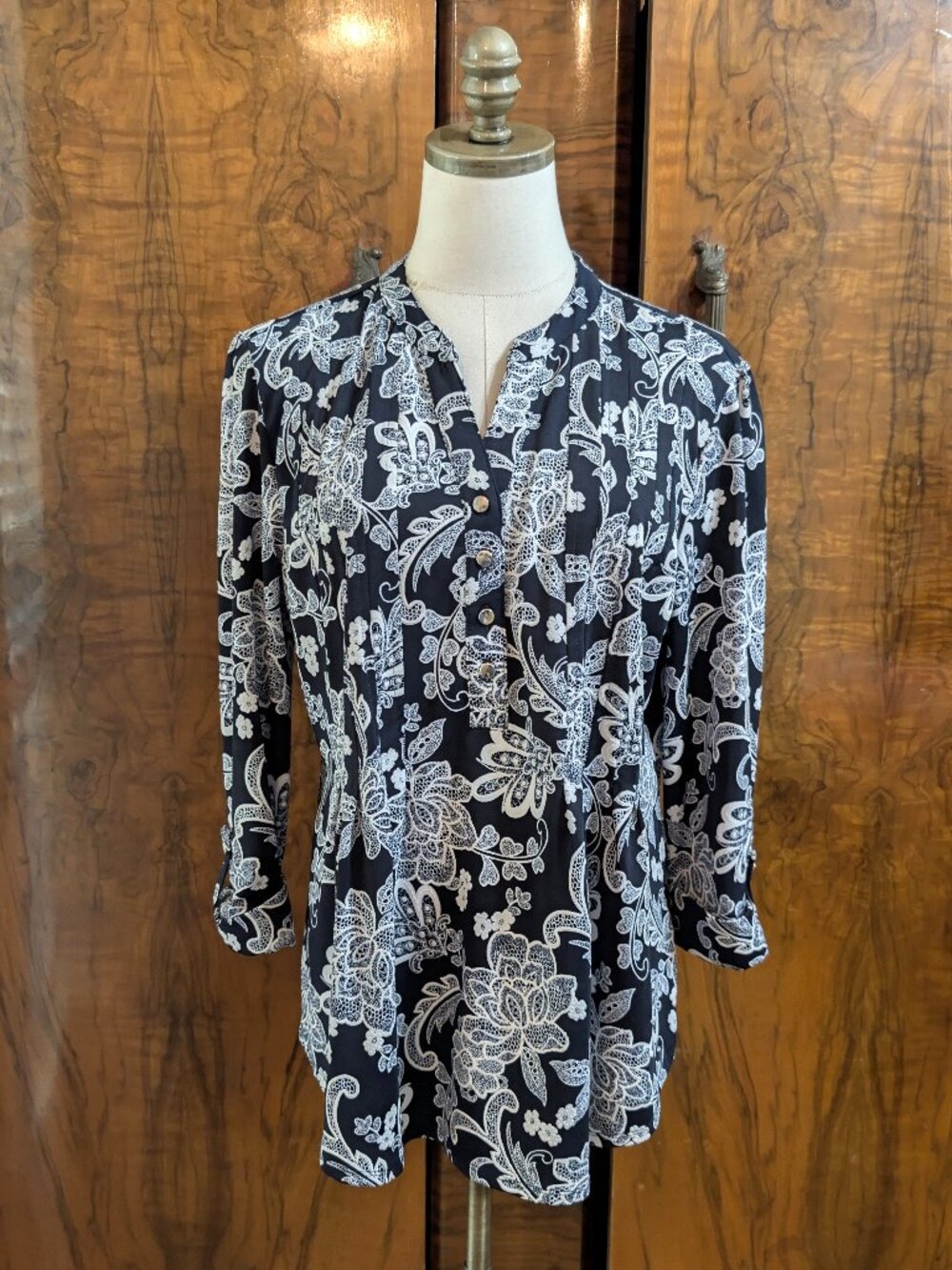 Cocomo Floral Pintuck Tunic Blouse L Black White Pleated 3/4 Roll Sleeve Stretch